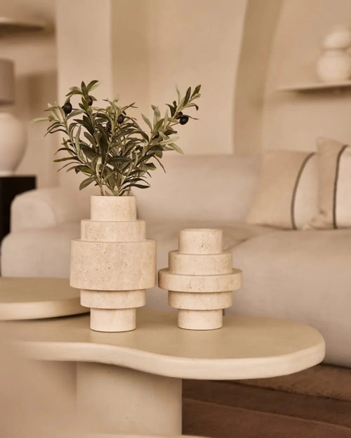 Béžová travertinová podlahová váza – geometrický moderní design