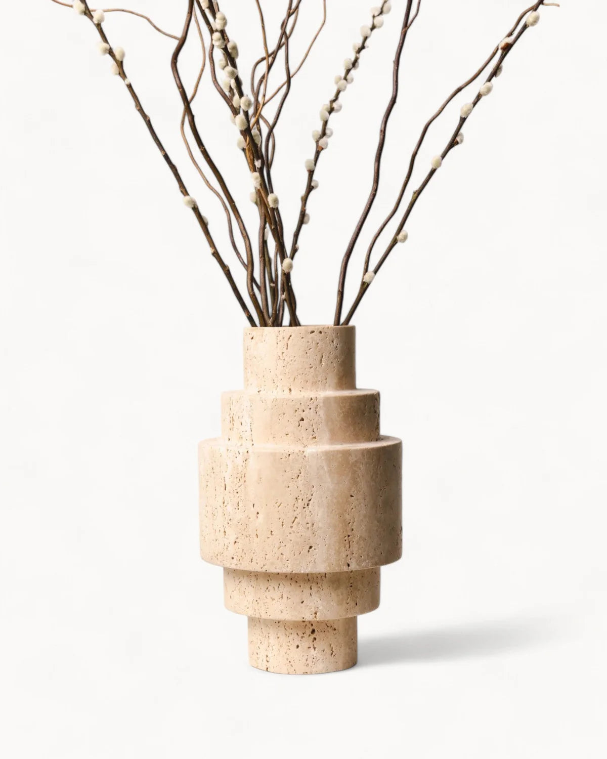 Béžová travertinová podlahová váza – geometrický moderní design