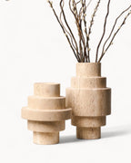 Béžová travertinová podlahová váza – geometrický moderní design