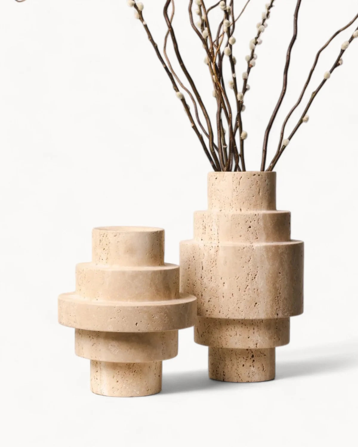 Béžová travertinová podlahová váza – geometrický moderní design
