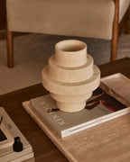 Béžová travertinová podlahová váza – geometrický moderní design