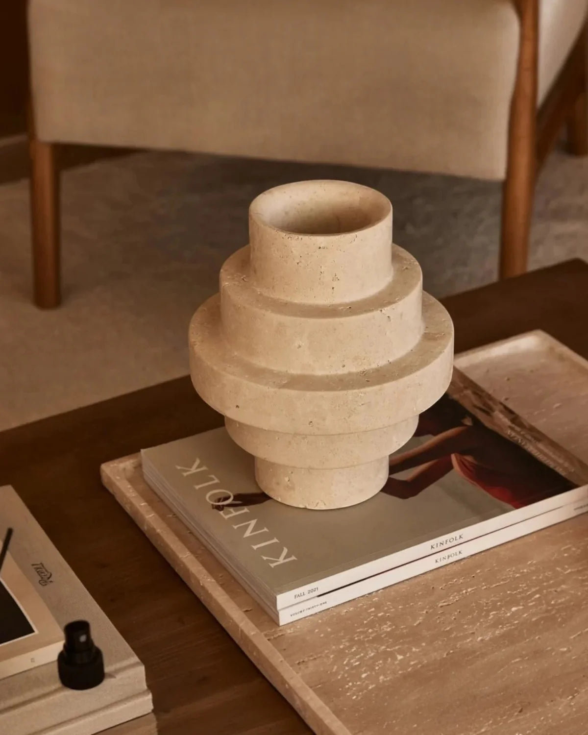Béžová travertinová podlahová váza – geometrický moderní design