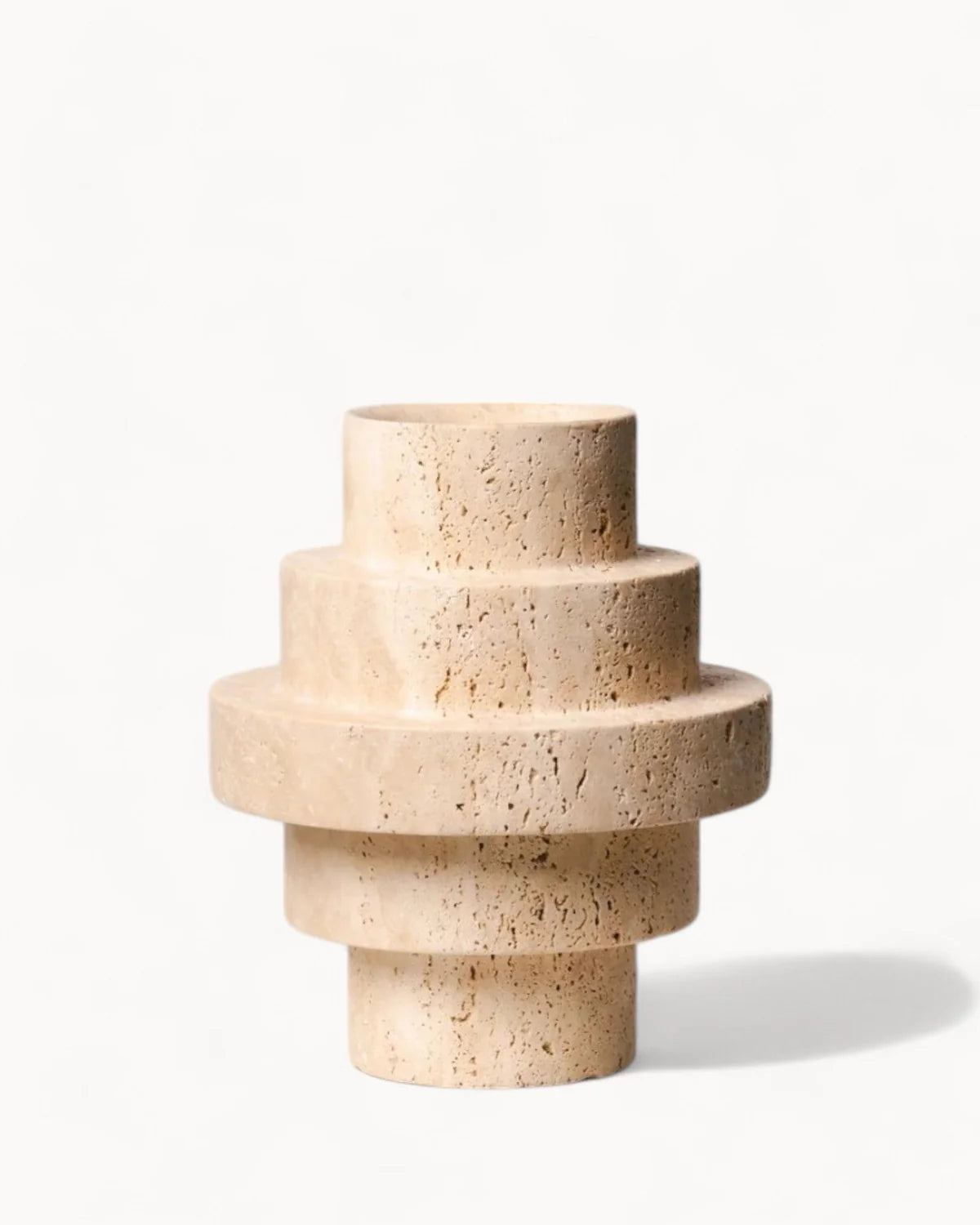 Béžová travertinová podlahová váza – geometrický moderní design